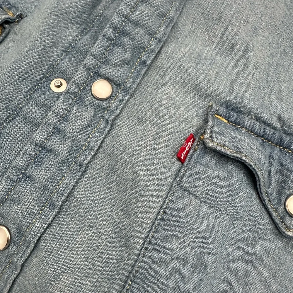 Levi's Light Blue Casual Button Down Shirt - Picture 4 of 9